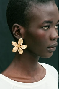RELIEF FLOWER JEWEL EARRINGS
