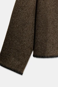 PULL EN MAILLE AVEC SURPIQÛRES CONTRASTE