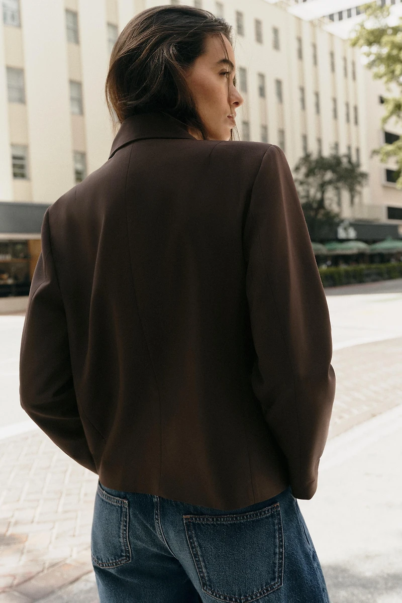 VESTE À BOUTONNAGE CROISÉ ET COL REVERS