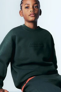 INTERLOCK SWEATSHIRT AND JOGGER SET WITH EMBOSSED TEXT