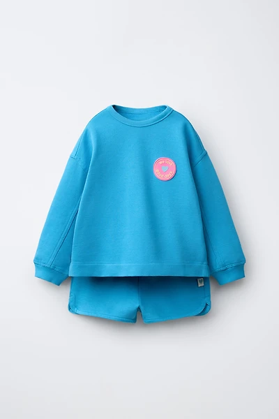 ENSEMBLE SWEAT ET BERMUDA À FLEUR GOMMÉE
