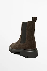 Flat Chelsea boots with track sole