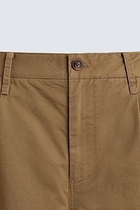 PANTALON CHINO COUPE DÉCONTRACTÉE À PLIS