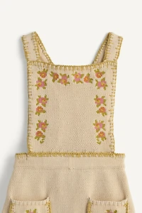 ROBE-SALOPETTE EN MAILLE À FLEURS BRODÉES AU POINT DE CROIX ÉDITION LIMITÉE