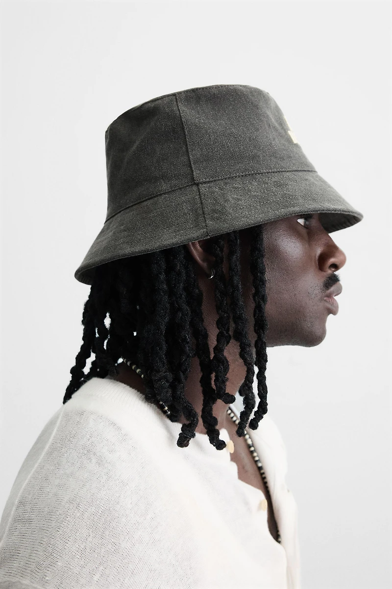 CONTRAST EMBROIDERY BUCKET HAT