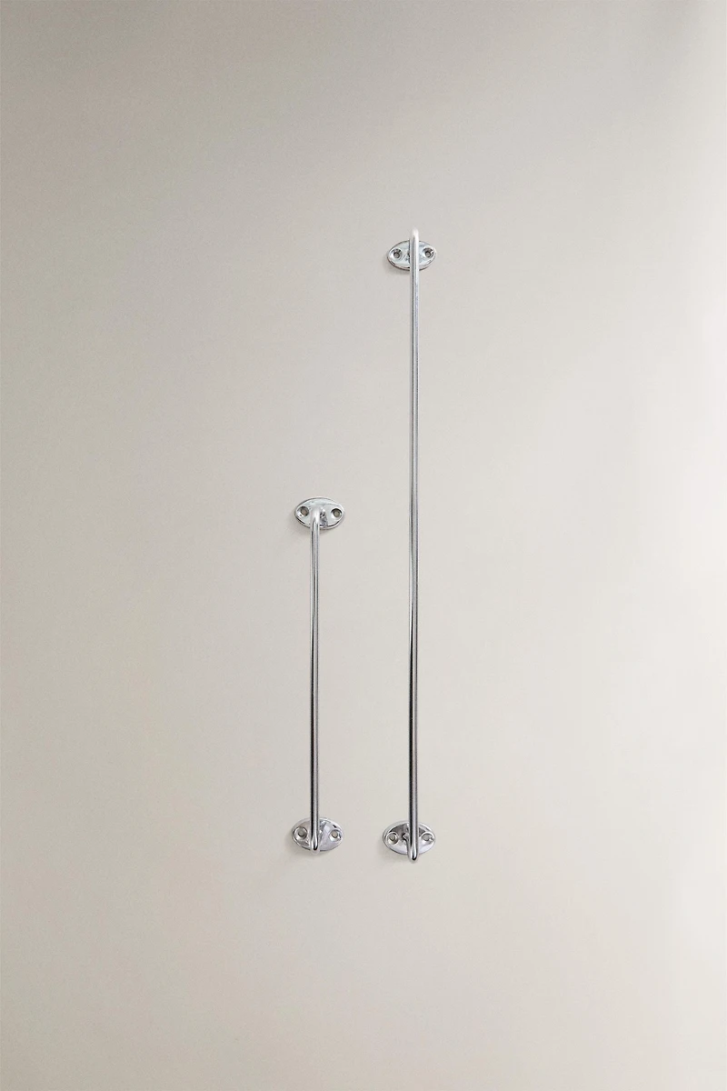 SILVER METAL TOWEL RACK