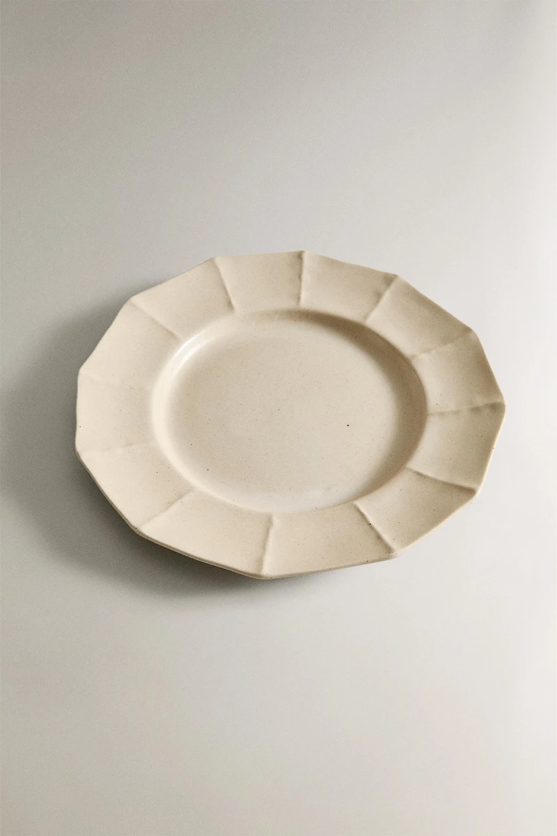 ASSIETTE PLATE GRÈS RELIEF LIGNES CADRE