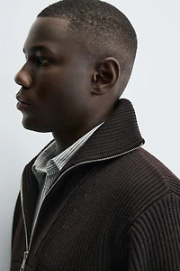 PULL EN MAILLE PERLÉE À COL ZIPPÉ