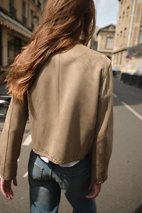 VESTE EFFET DAIM FINITIONS TRESSÉES
