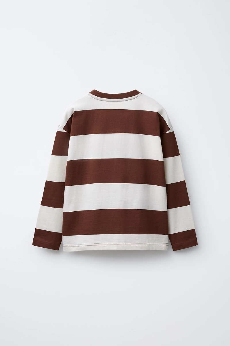 T-SHIRT À RAYURES AVEC INSCRIPTION BRODÉE