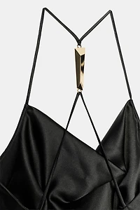 ROBE LONGUE SATINÉE AVEC ACCESSOIRE AU DOS