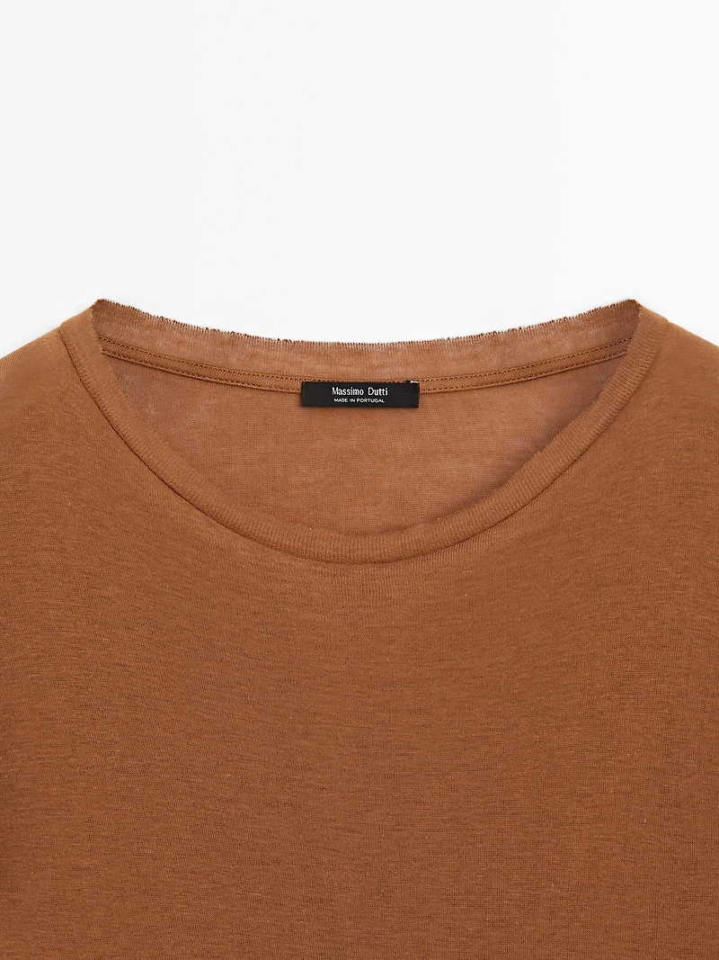 100% cotton T-shirt with neck detail
