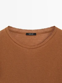 100% cotton T-shirt with neck detail