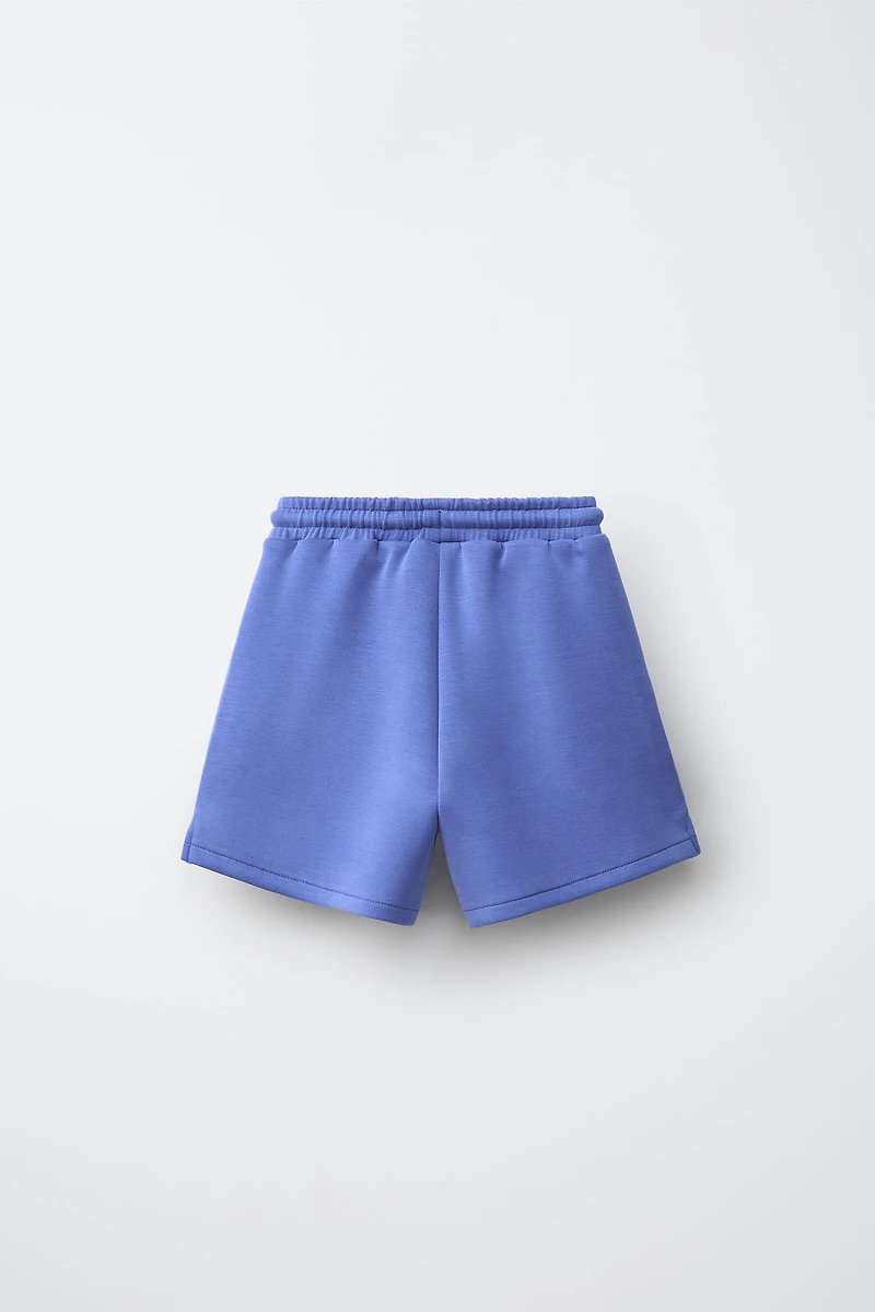 SHORT EN INTERLOCK À ÉTIQUETTE