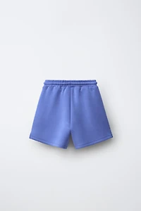 SHORT EN INTERLOCK À ÉTIQUETTE