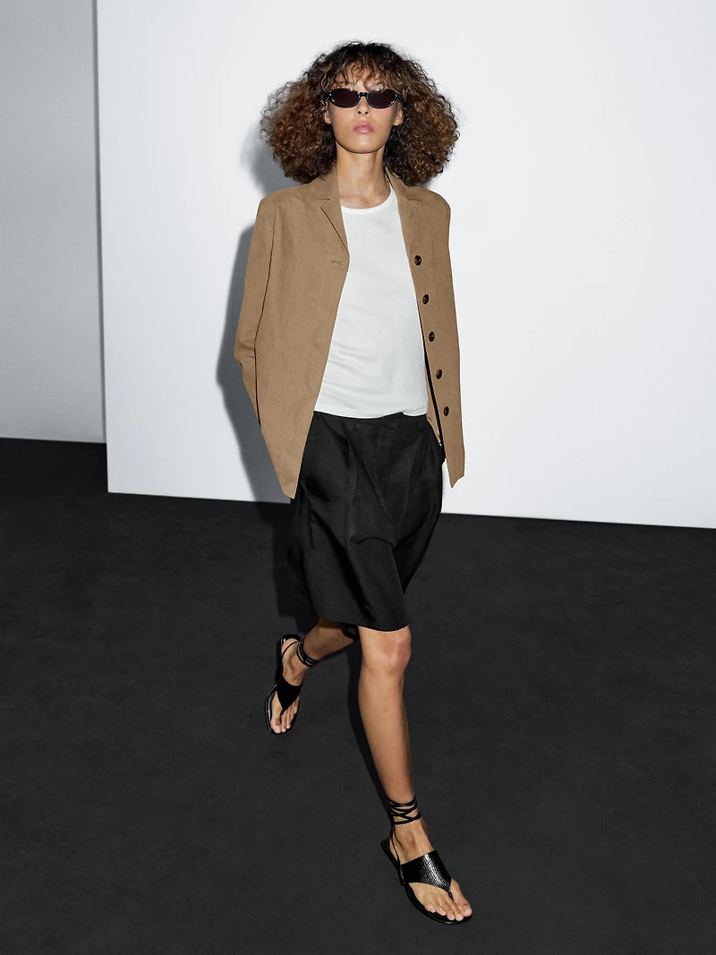 Pleated Bermuda shorts