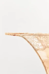 TANGA IMPRIMÉ FLEURS EN DENTELLE