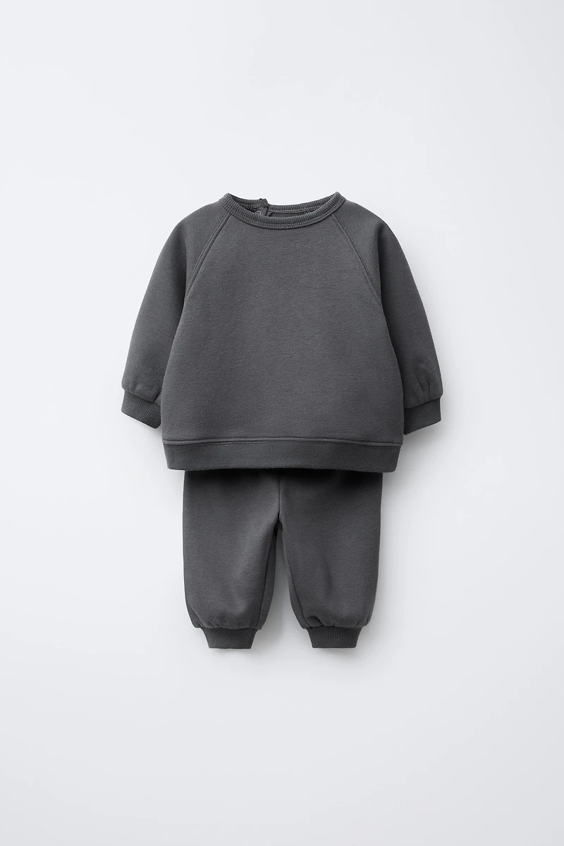 SWEATSHIRT AND JOGGER SET WITH BRUSHED INTERIOR