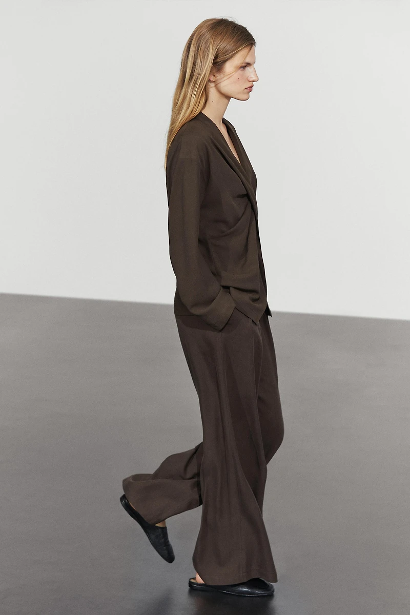 Flowing wide-leg pants with dart detail