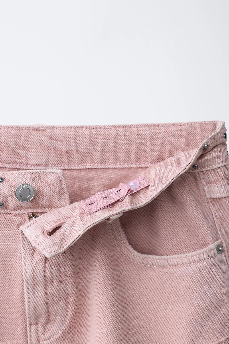 SHORT EN JEAN AVEC PIÈCE ÉTOILE ET CLOUS