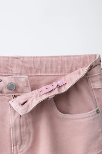 SHORT EN JEAN AVEC PIÈCE ÉTOILE ET CLOUS