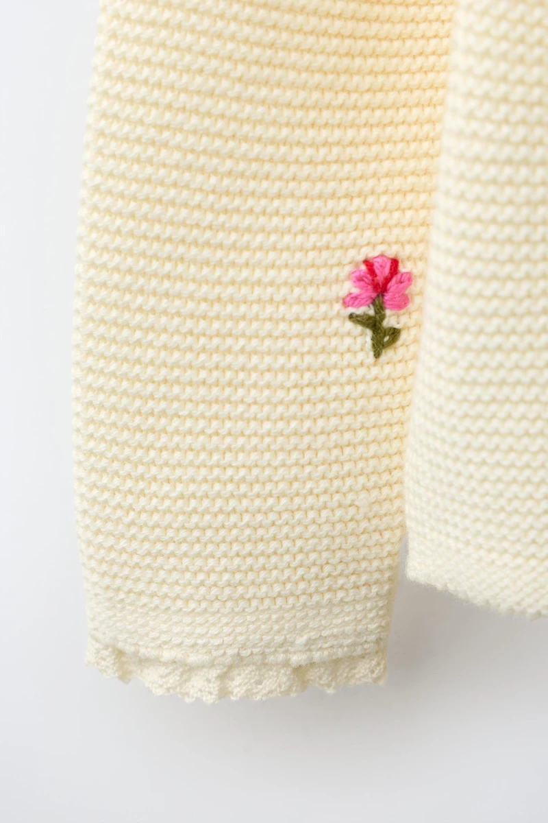 GILET EN MAILLE À FLEURS BRODÉES