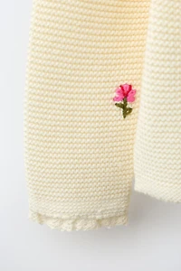 GILET EN MAILLE À FLEURS BRODÉES