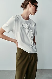 EMBOSSED BOW T-SHIRT