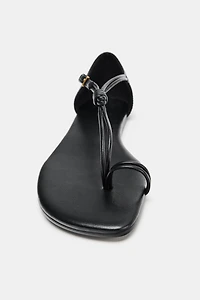 SANDALES PLATES À NŒUD D'ORTEIL