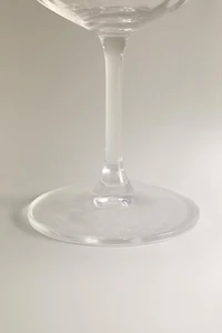 CRYSTALLINE GLASS WITH A RAISED DESIGN