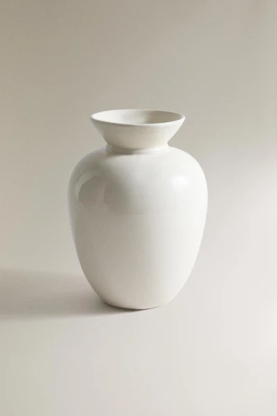 CREAM CERAMIC DECORATIVE VASE