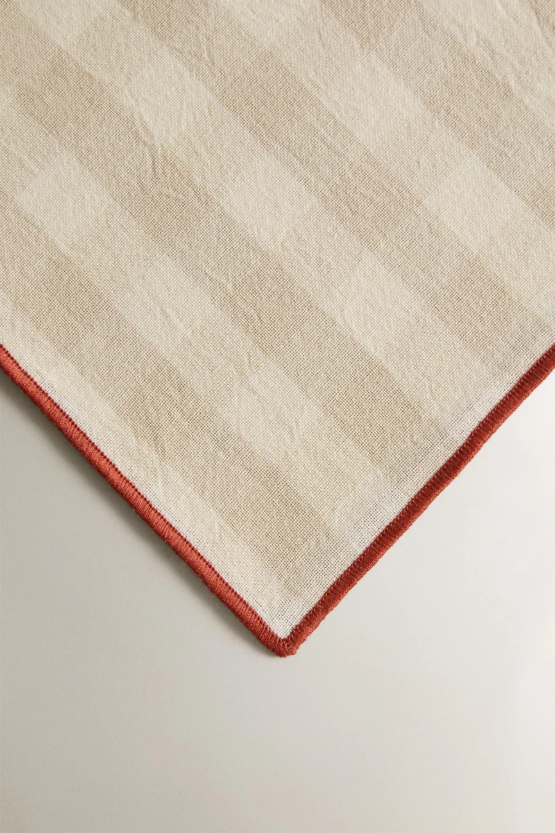LOT DE 2 SERVIETTES DE TABLE CARREAUX SURPIQÛRES