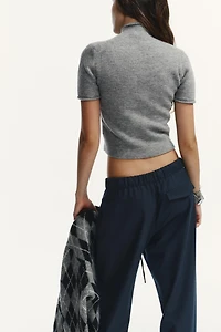 PULL EN MAILLE DOUCE À MANCHES COURTES