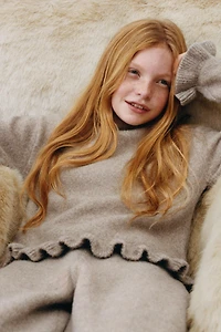 PULL EN MAILLE À VOLANTS