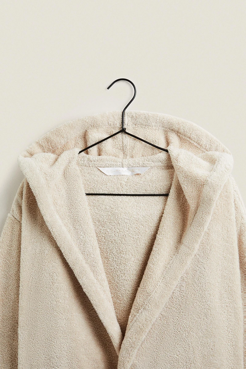 EXTRA SOFT HOODED BATHROBE (380 GXM²)