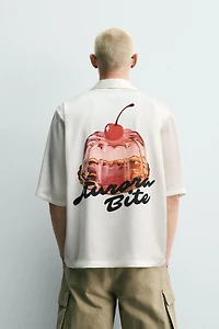 CHEMISE SATINÉE À IMPRIMÉS GRAPHIQUES