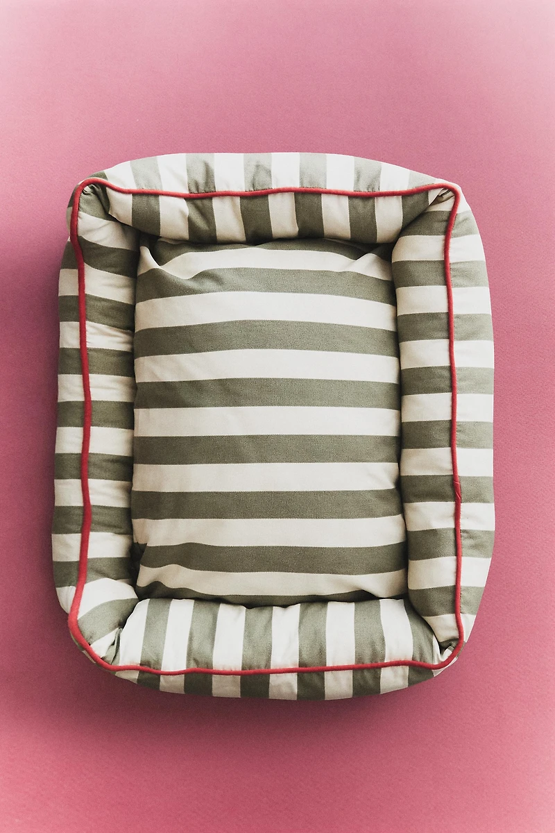 STRIPED PET BED WITH PIPING