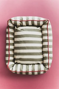 STRIPED PET BED WITH PIPING