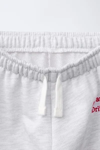 PANTALON DE JOGGING À DRAPEAUX BRODÉS
