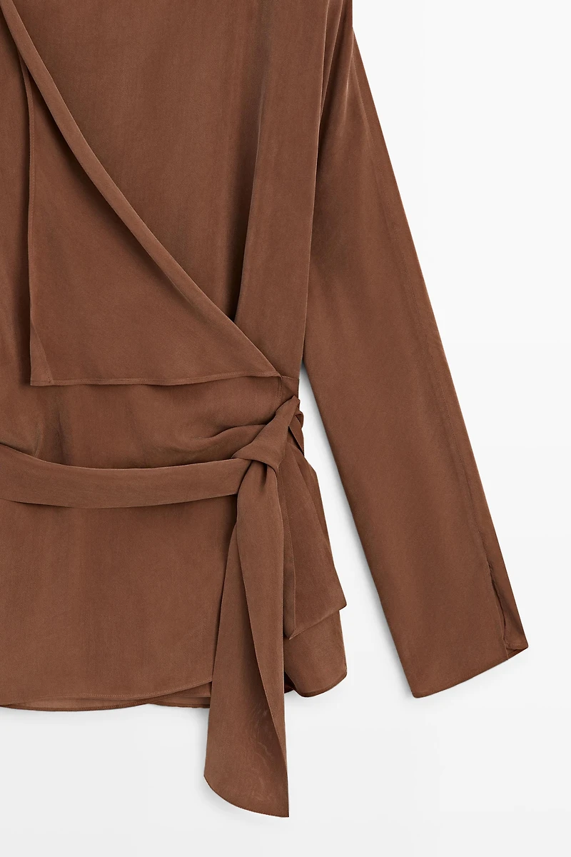 Flowing kimono with tie detail