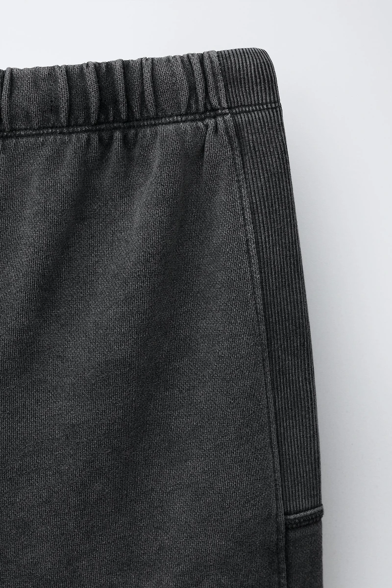 SHORT EN MOLLETON AVEC ÉTIQUETTE