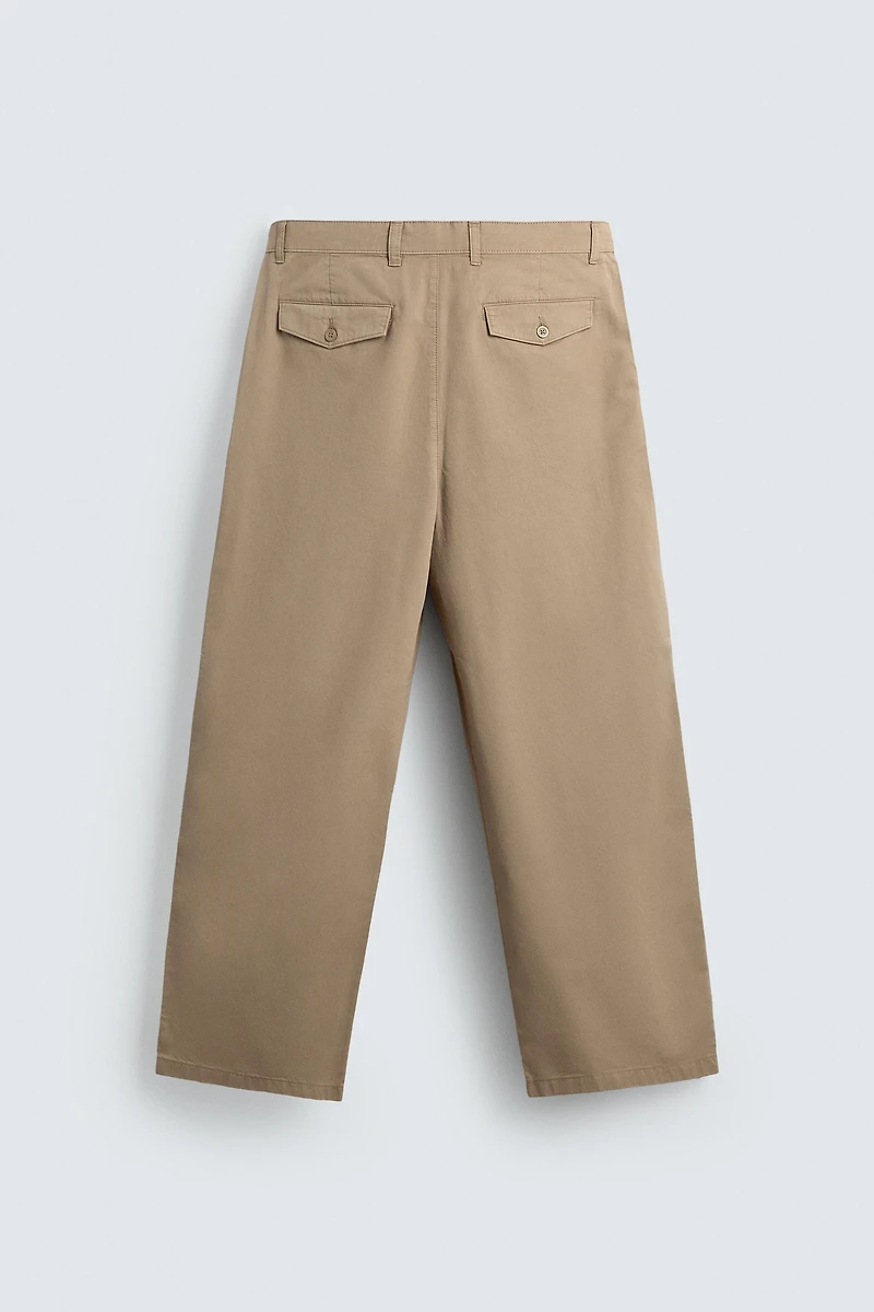 PLEATED WIDE FIT CHINO PANTS