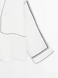 Loose-fitting blouse with contrast details