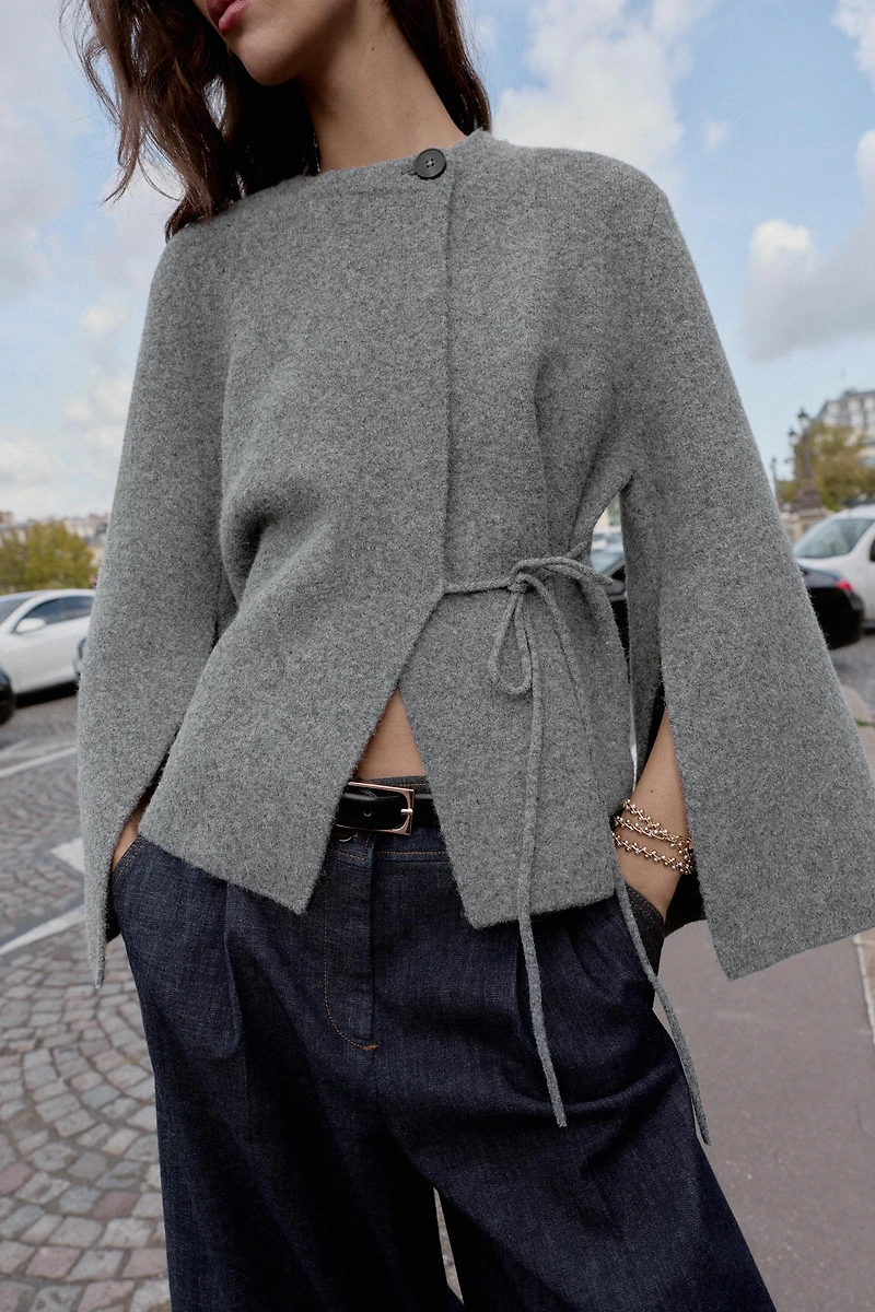 GILET EN MAILLE À OUVERTURE SUR LES MANCHES