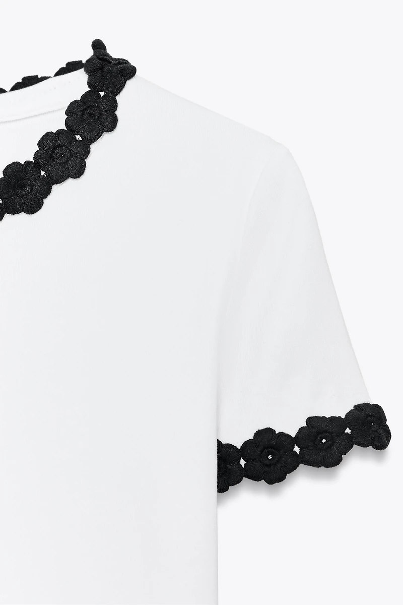 FLOWER TRIM T-SHIRT