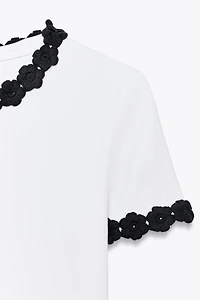 FLOWER TRIM T-SHIRT