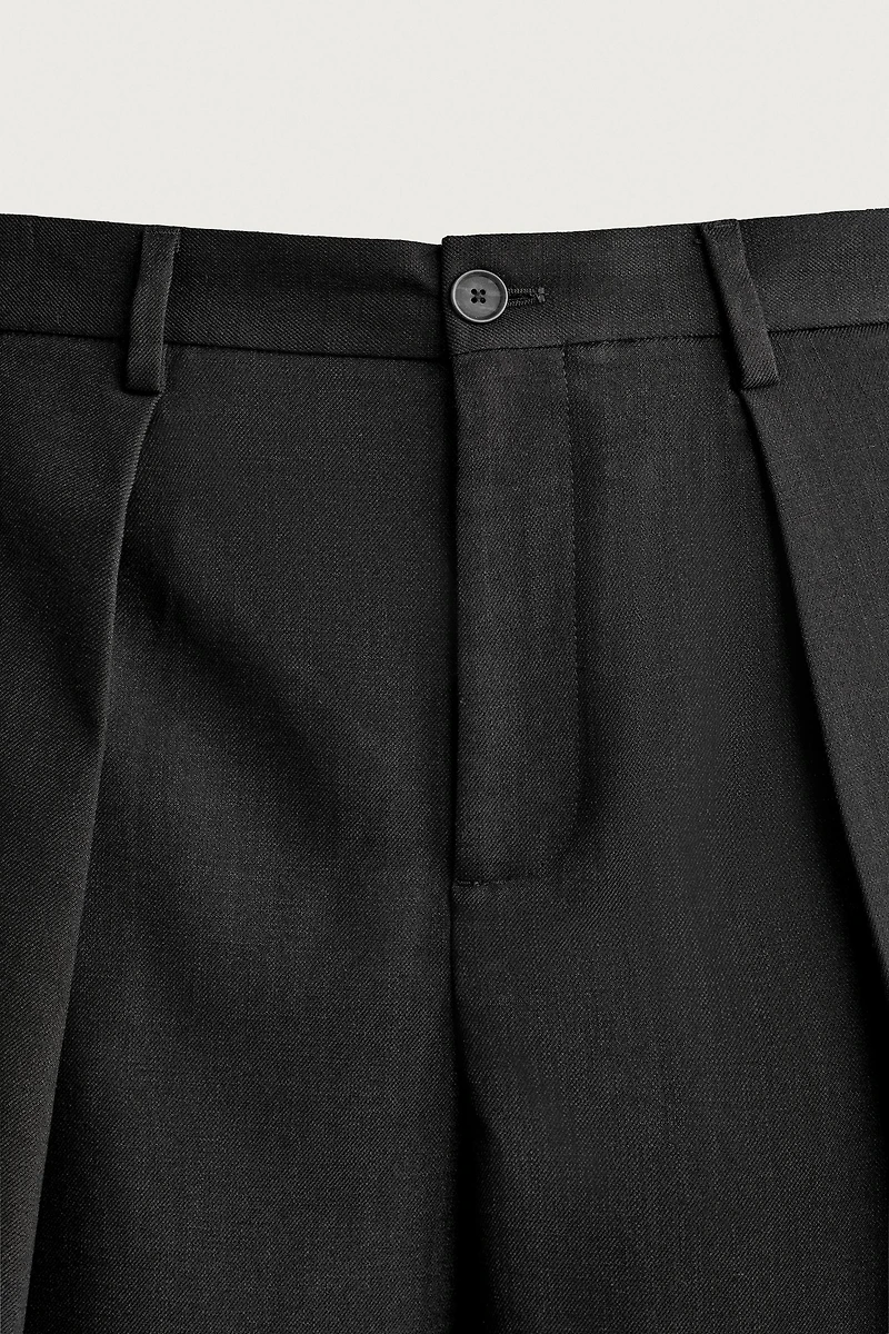 WIDE FIT PLEATED SHORTS