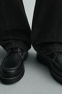 CHAUSSURES EN CUIR AVEC SURPIQÛRES