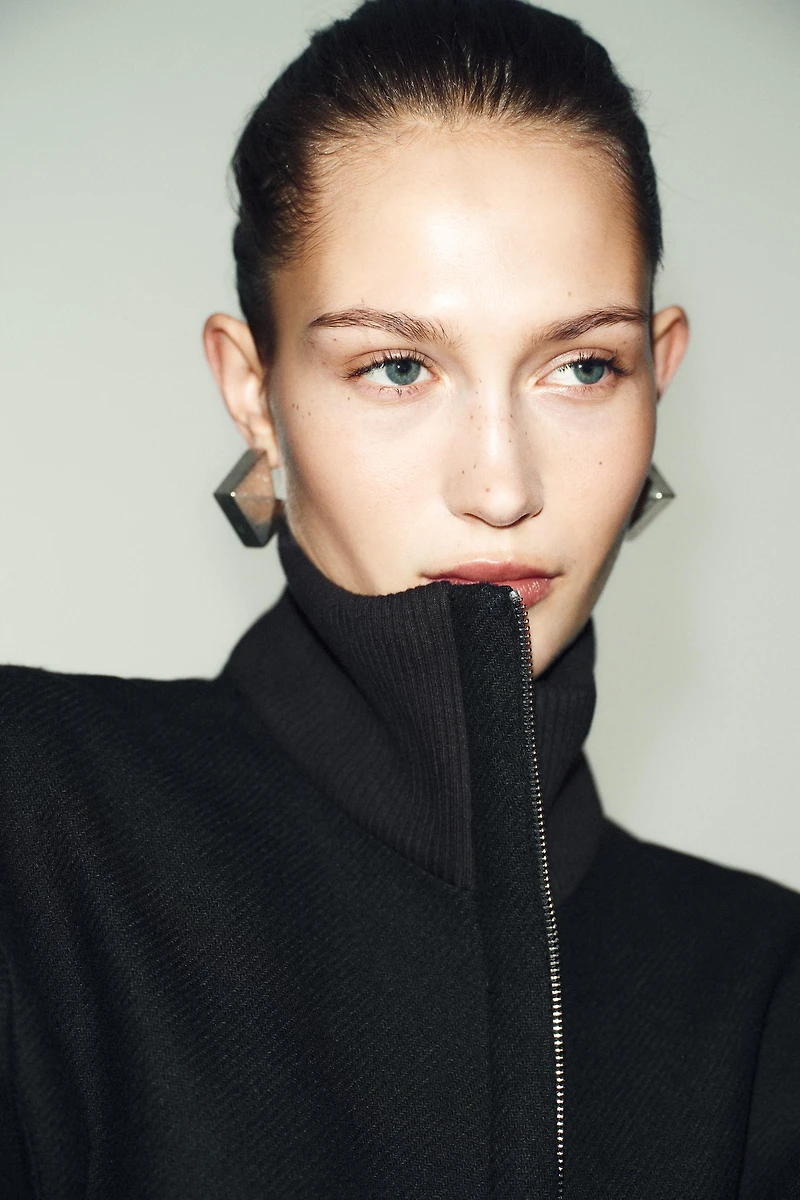 SHORT WOOL COAT WITH HIGH NECK