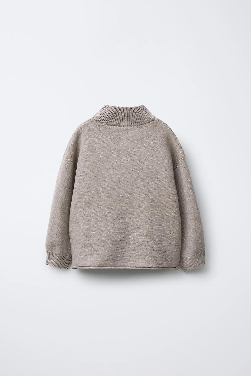 PULL EN MAILLE À BOUTONS